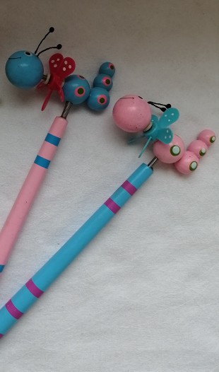Ручка СИМА-ТОЙС "Гусеничка ветерок" с игрушкой, 23 см., дерево, пакет.